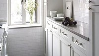 Tinggal di Apartemen studio, Anda akan bingung memanfaatkan ruang agar teta memiliki dapur. Hanya butuh beberapa meter, Anda bisa menaruh dapur dekat dengan sirkulasi udara atau jendela dan pilih rak-rak berususn ke atas untuk meminimalisir tempat. Foto: Istimewa