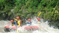 Waktu yang cocok untuk rafting di sini sekitar Desember sampai pertengahan tahun berikutnya. Airnya deras namun masih tetap aman (Rinto/detikTravel)