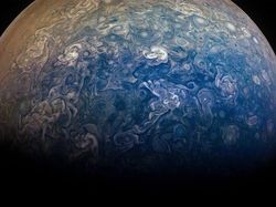Melihat Si Planet Gas Raksasa dari Jarak Dekat