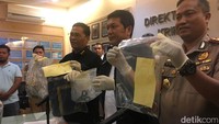 Mereka menunjukkan barang bukti kasus pembunuhan itu (Foto: Mei Amelia/detikcom)