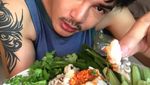 Pamer Foto Bareng Makanan, Pria Tampan Ini Bikin Netizen Gagal Fokus