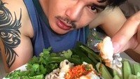 Baby octopus dengan limpahan saus sambal tak luput disantapnya. Kali ini bukan hanya wajahnya yang terpampang nyata tapi juga tato di lengan kanannya. Foto: instagram Chumnan