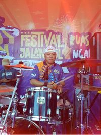 Basuki bermain drum menghibur peserta Festival Jalan Tol Ngawi-Kertosono (Dok. Jasa Marga)