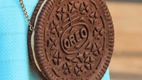  Clutch atau tas? Keduanya bisa Anda miliki dengan tampilan bentuk unik. Yeay! Bentuk tas oreo bisa jadi pilihan yang bagus kan? Foto: Ana Tudora