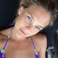 Model Victoria’s Secret Bar Refaeli tetap cantik dengan wajah tanpa makeup yang dihiasi freckles. Foto: Instagram