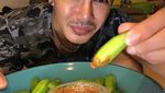 Pamer Foto Bareng Makanan, Pria Tampan Ini Bikin Netizen Gagal Fokus