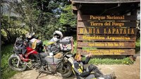Yazarloo, wanita berusia 35 tahun ini mengendarai motor BMW GS 800 cc yang beratnya 370 kg. Foto: Dok. Instagram Maral Yazarloo