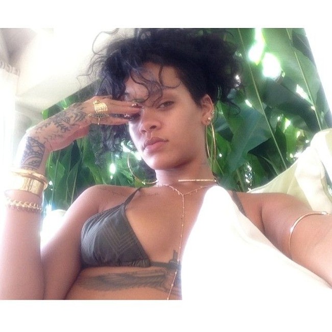 Tampil bling-bling dengan perhiasan emas, Rihanna memamerkan wajah tanpa riasannya ke pengikutnya di Instagram. Foto: Instagram
