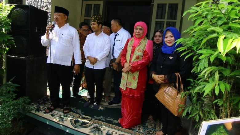 Cagub Khofifah Soal Status Mensos: Serahkan Masyarakat Menilai Cagub Khofifah Soal Status Mensos: Serahkan Masyarakat Menilai