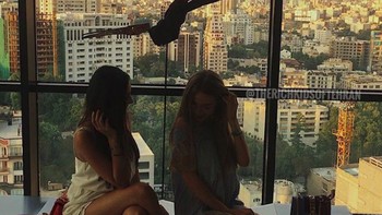 Ketika Maserati melaju di jalanan padat Teheran, melewati bus penuh penumpang dan sedan lusuh, para pejalan kaki yang melihatnya terkadang melontarkan umpatan dan mengecamnya, demikian deskripsi yang dituliskan Shashank Bengali dan Ramin Mostaghim di LA Times. Foto: Instagram @richkidsoftehran