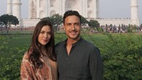 Keduanya sangat terpesona oleh keindahan bangunan yang dibangun dengan cinta itu. Foto: Instagram Hamish Daud