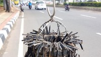 Rohim menyisir sejak pukul 9.00-10.00 hari Sabtu (06/01/2018), di dekat gate (tol) Senayan. Sekitar 200 meter, sudah dapat paku payung 1,5 kg. Foto: Dok. Rokhim