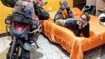 Cewek Cantik Jejalah Bumi Pakai Motor