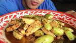 Pamer Foto Bareng Makanan, Pria Tampan Ini Bikin Netizen Gagal Fokus