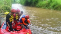 Tidak hanya menggelar wisata minat khusus, pengelola rafting juga mengajak wisatawan untuk menaburkan benih ikan di sungai sebagai wujud cinta alam (Rinto/detikTravel)