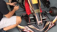 Menjadi pembalap perempuan Indonesia di kelas gokart maupun mobil formula, Alexandra Asmasoebrata atau yang biasa disapa Andra ini dituntut untuk tetap fit dan bugar. Foto: Instagram/@alexandra.asma