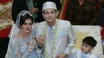 Gaya Rifky Balweel Berkacamata Hitam saat Tiba di Lokasi Pernikahan