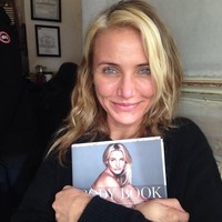 Cameron Diaz yang kini berusia 45 tahun percaya diri memamerkan kerut di wajahnya yang tak ditutup riasan. Foto: Instagram