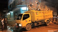 Satpol PP mengangkut lapak PKL.