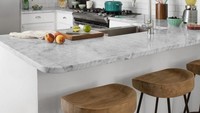 Warna putih selalu jadi pilihan warna aman untuk dapur Anda, asalkan rajin membersihkannya ya. Meja makan seperti ini bisa juga jadi tempat meracik bumbu dan mencuci piring lho. Foto: Istimewa