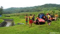 Pemandangan sekitarnya pun cantik nan asri. Dijamin bermain arung jeram akan lebih seru dan menyenangkan (Rinto/detikTravel)
