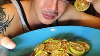 Makanan yang ini pasti langsung membuat ngilu siapapun yang melihatnya. Bagaimana tidak, sepiring santapannya adalah jeruk nipis yang diiris lalu dibubuhi sambal rujak. Foto: instagram Chumnan