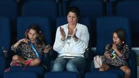 Mirka Federer bersama dua putrinya, Myla Rose dan Charlene Riva di Piala Hopman. Waktu itu, Federer tengah menghadapi Alexander dari Jerman.(Paul Kane/Getty Images)