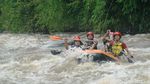 Foto: Mesti Coba, Rafting Seru Sungai Bogowonto di Purworejo