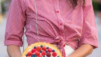 Clutch ini berbentuk Strawberries and blueberries fruit tart. Rasanya ingin melahapnya! Foto: Ana Tudora