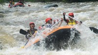 Tentunya, rafting di sini sudah aman dan diawasi oleh pihak pengelola. Treknya juga bisa disesuaikan dengan keinginan dan kemampuan pengunjung (Rinto/detikTravel)