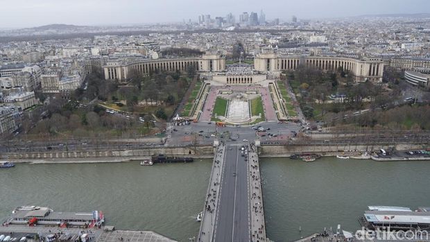 Panorama dari Lantai 2 Mnenara Eiffel