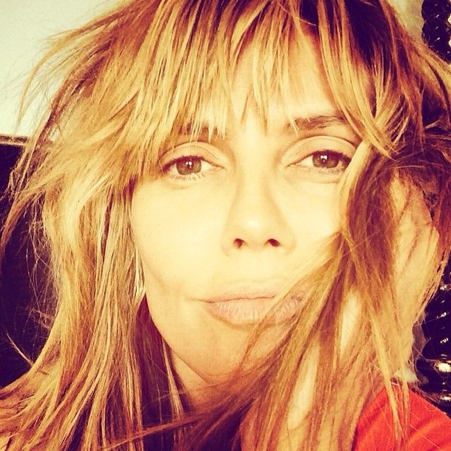 Heidi Klum yang selalu glamour saat berpose di karpet merah atau ketika pemotretan berpose selfie tanpa makeup untuk postingan di Instagram. Foto: Instagram