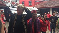 TB Hasanuddin tiba di Kantor DPP PDIP pada pukul 09.00 WIB. Dia memakai baju adat Sunda.