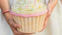 Cupcakes tas juga bisa masuk daftar barang yang harus Anda miliki. Dengan nama Vanilla Rainbow Sprinkles Cupcakes bisa jadi pilihan. Frostingnya sungguh terlihat nyata ya. Foto: Ana Tudora