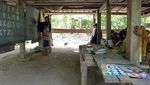 Foto: Miris! Kolong Rumah Jadi Sekolah