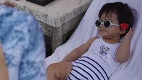 Seperti kebanyakan orang yang ke Bali, Baby Sal yang lahir pada 23 Juni 2017 ini juga sunbathing lho. Foto: Instagram Atiqah Hasiholan