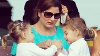 Mirka Federer bersama dua putrinya mendampingi Roger Federer saat tampil pada Indian Wells 2012. (instagram Mirkafedererfans)