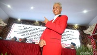 Ganjar Pranowo kembali diusung sebagai cagub Jateng. Dia didampingi oleh putra KH Maimoen Zubair, Taj Yasin.