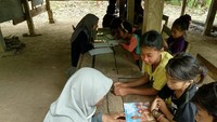 Begitu pun meja yang mereka gunakan untuk menulis, hanya terbuat dari papan seadanya. Bahkan, meja itu tidak layak disebut meja karena lebih mirip bangku panjang. 