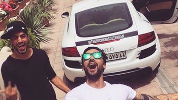 Selfie dengan mobil mewah mereka. Foto: Instagram @richkidsoftehran