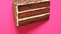 Kalau tak suka dengan bentuk cake ukuran besar. Ada juga slice cake atau potongan cake yang lebih kecil. Cukup untuk menaruh smartphone Anda. Foto: Ana Tudora