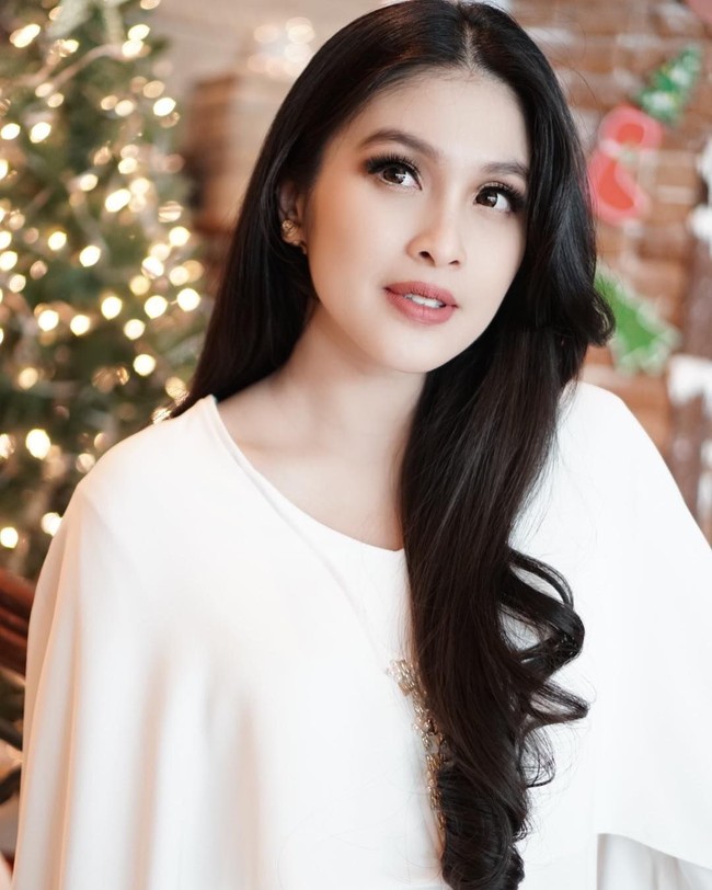 Sandra Dewi sejak dulu setia dengan rambut panjang hitam lurus, yang sesekali ditata bergelombang. Foto: Instagram