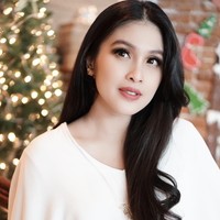 Sandra Dewi sejak dulu setia dengan rambut panjang hitam lurus, yang sesekali ditata bergelombang. Foto: Instagram