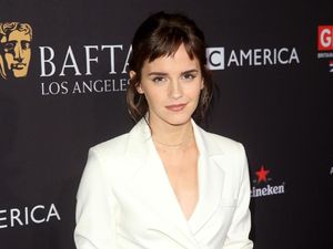 Emma Watson Kini Berponi, Yay or Nay?