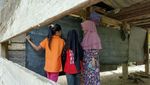 Foto: Miris! Kolong Rumah Jadi Sekolah