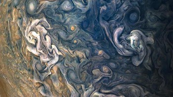 Jepretan JunoCam memperlihatkan banyaknya awan dan badai yang berputar-putar menyelimuti planet Jupiter. Foto: NASA