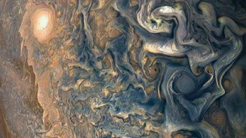 Beberapa badai yang terlihat di Jupiter berukuran lebih besar dari diameter Bumi. Foto: NASA