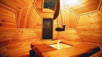 Kondisi di dalam rumah tampak rapi dengan interior bernuansa kayu dan sebuah lampu sebagai sumber pencahayaan. Hal itu menambah kesan hangat di dalam ruangan. Istimewa/Treehugger.