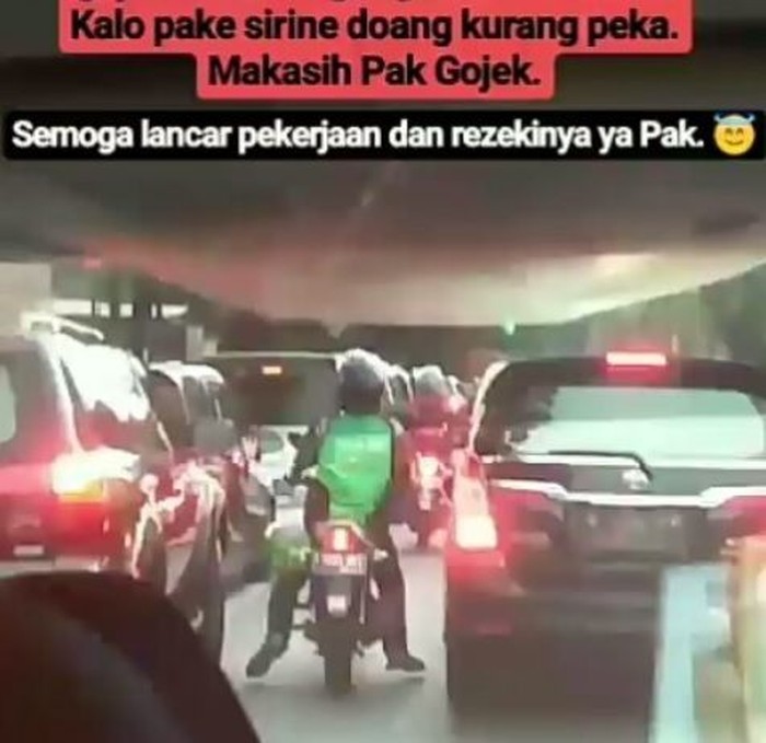 Driver Ojek Online Buka Jalan Buat Ambulans