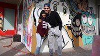 Chloe pun juga mengunggah foto kebersamannya dengan Chris Brown dan Agnez Mo pada akun Instagram-nya dengan caption foto, Family time. (Foto: dok. Instagram Agnez Mo)